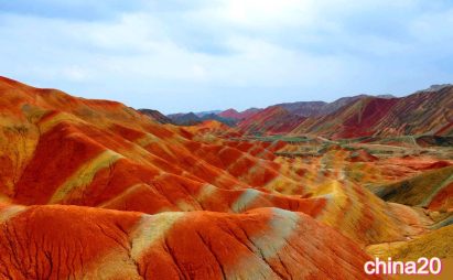 کوه های رنگین کمانی چین از دیدنی های جالب تور چین